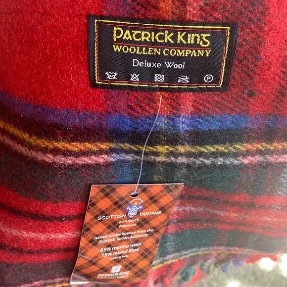 NWT Patrick Kins Woolen Deluxe Company Plaid Red Green White Pocket Scarf - Picture 3 of 8